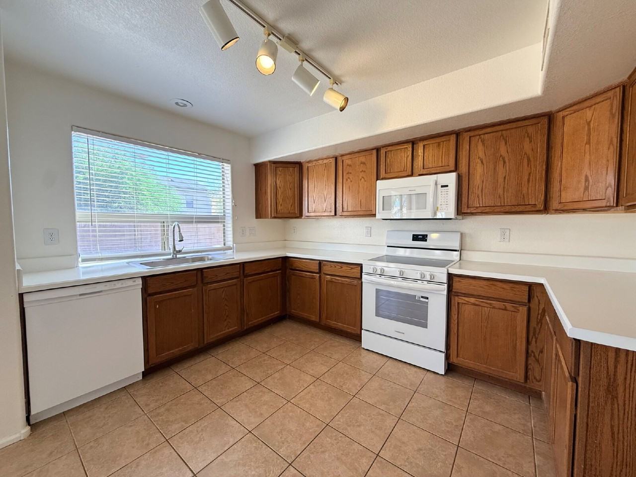 16649 W Monte Cristo Ave - Photo 6 of 39