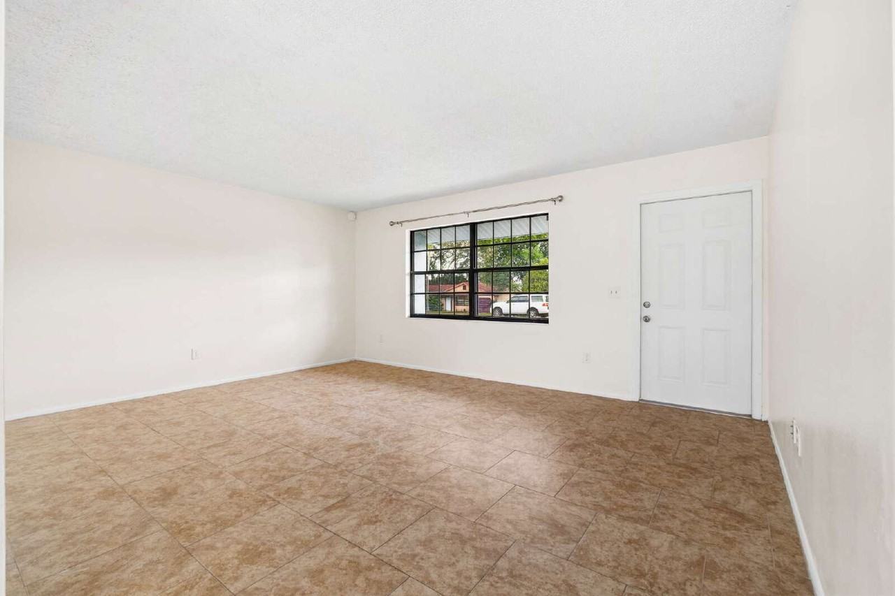 1016 Hickory Rd - Photo 4 of 32