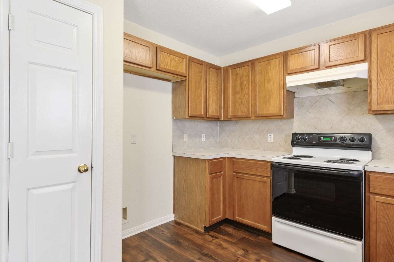 203 Paradise Ln - Photo 2 of 17