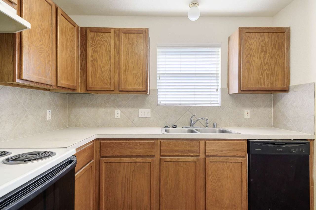 203 Paradise Ln - Photo 3 of 17