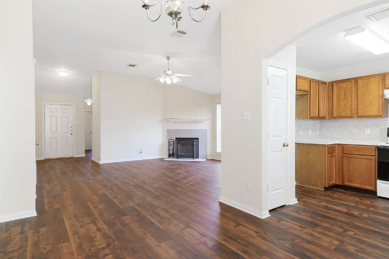 203 Paradise Ln - Photo 4 of 17