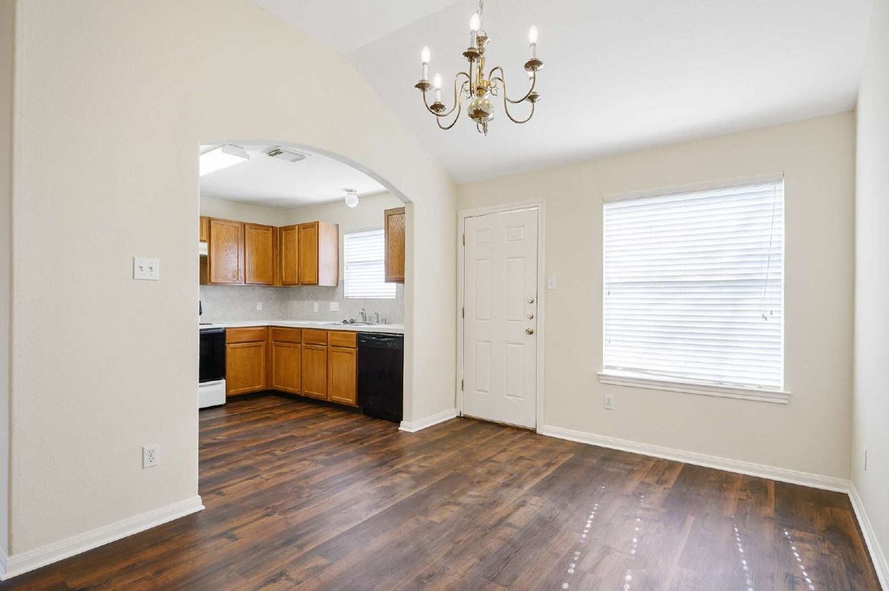 203 Paradise Ln - Photo 6 of 17