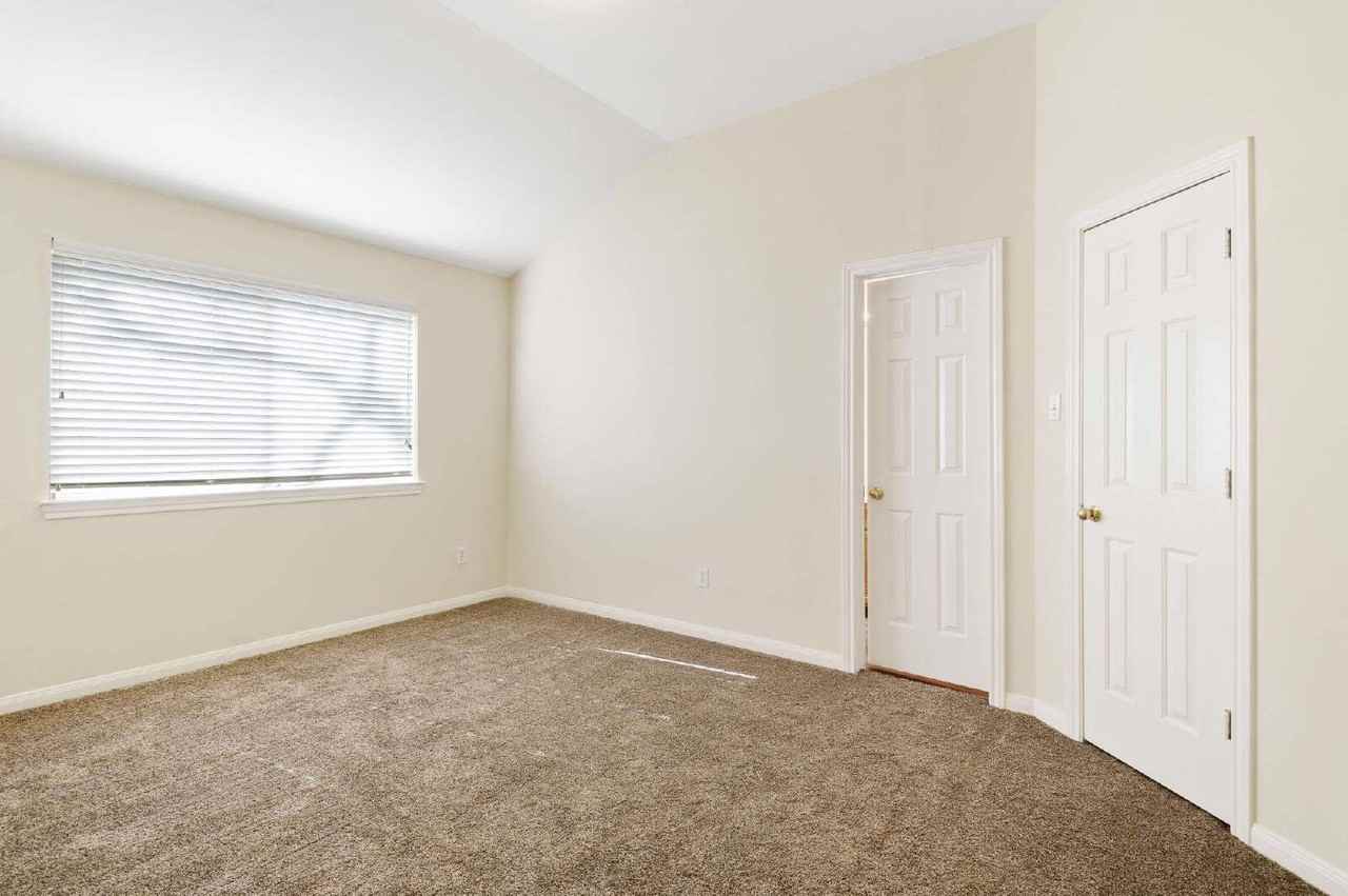 203 Paradise Ln - Photo 7 of 17