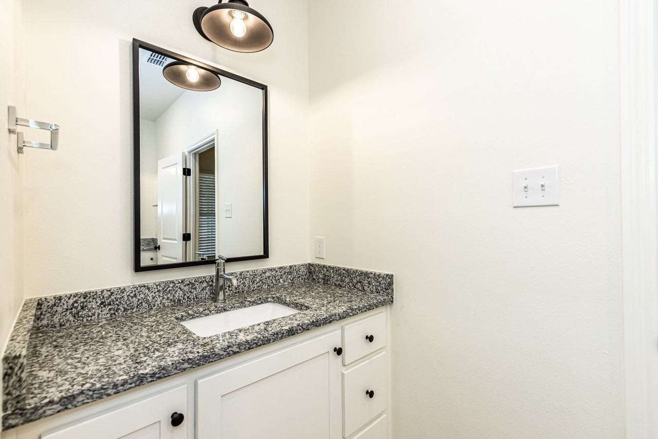 5549 Lehigh St - Photo 7 of 22