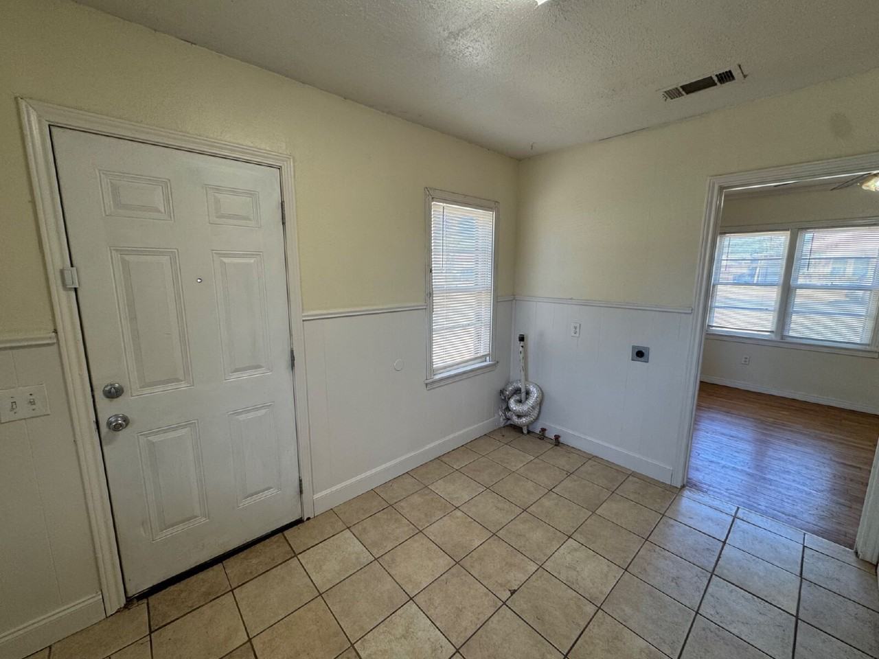 2011 38th St - Photo 4 of 7