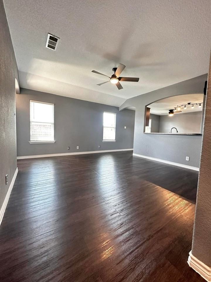 2711 Montague County Dr - Photo 5 of 19