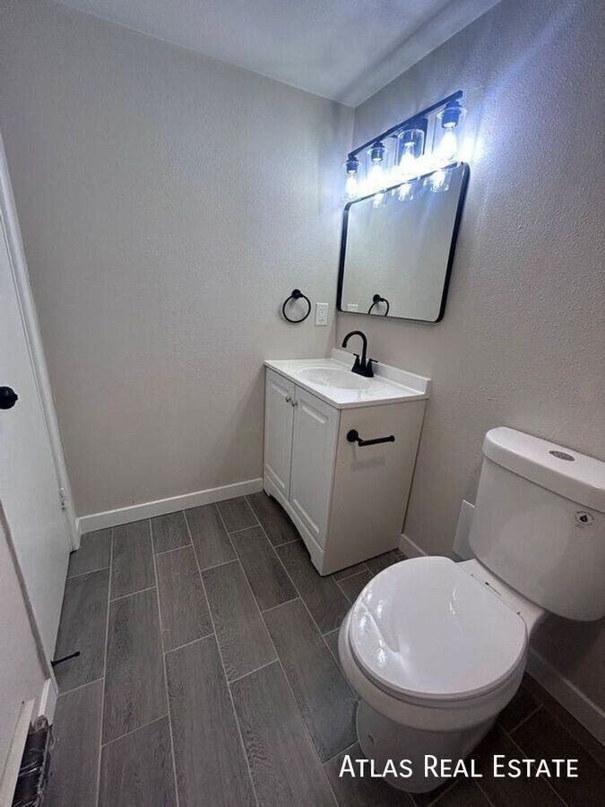 551 S Fairfax Street - Photo 7 of 35