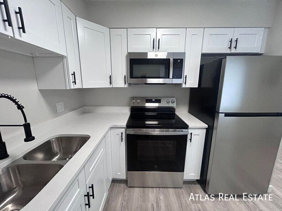 551 S Fairfax Street - Photo 2 of 21