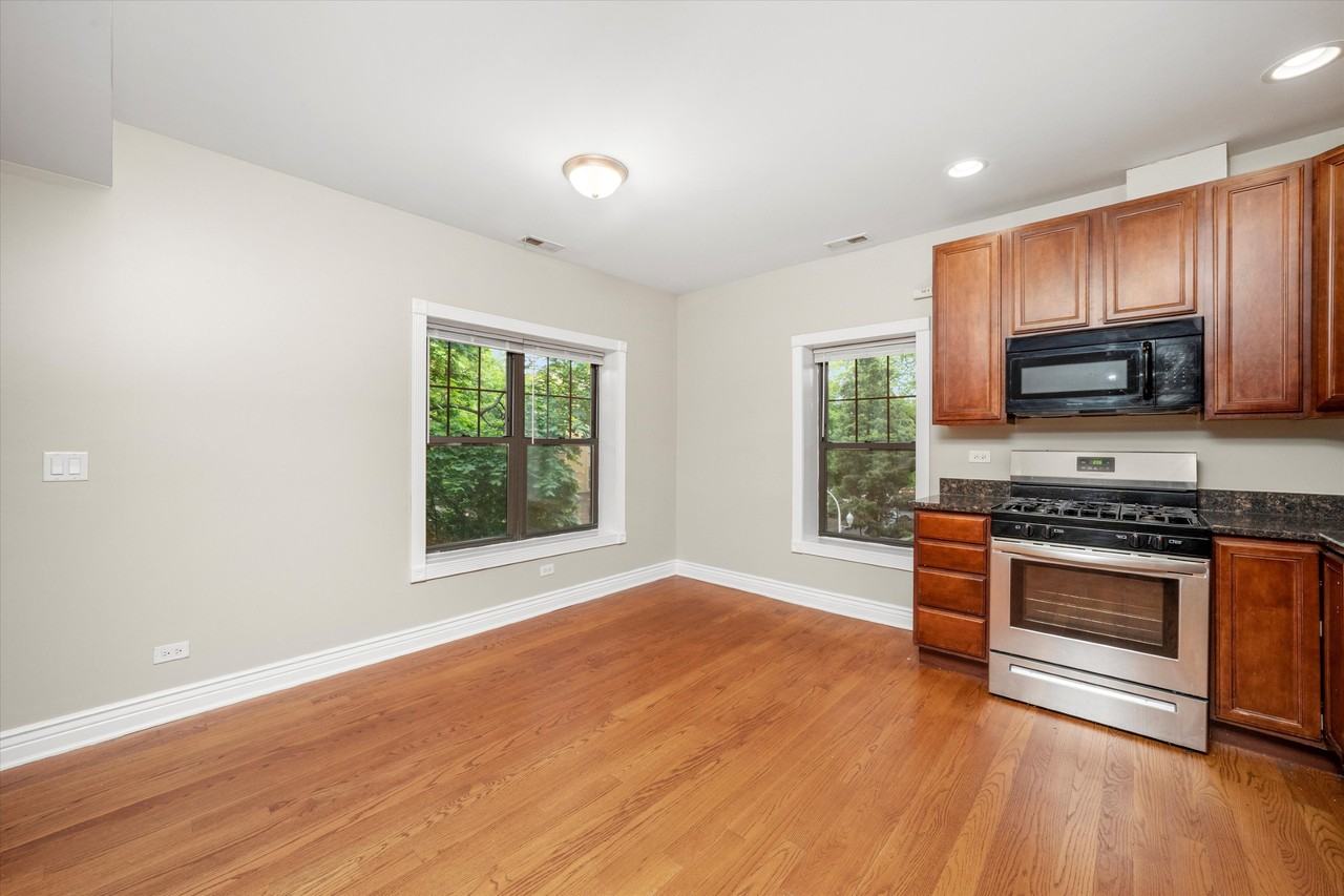 6300 N Rockwell St #B1 - Photo 4 of 27