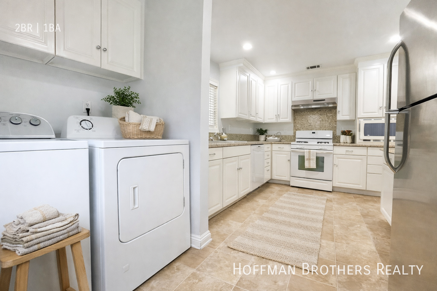 806 N Las Palmas Ave - Photo 2 of 10