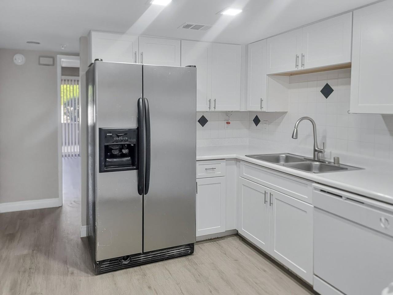 CANDLEWOOD APARTMENTS - Photo 4 of 38