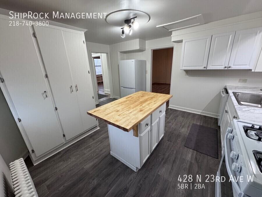 428 N 23rd Ave W - Photo 2 of 27