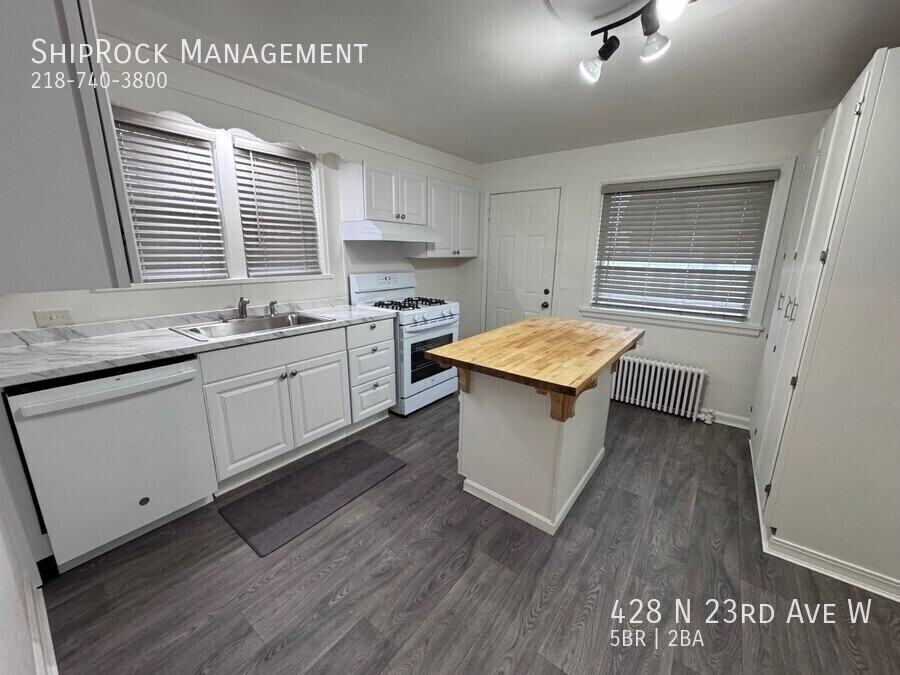 428 N 23rd Ave W - Photo 3 of 27