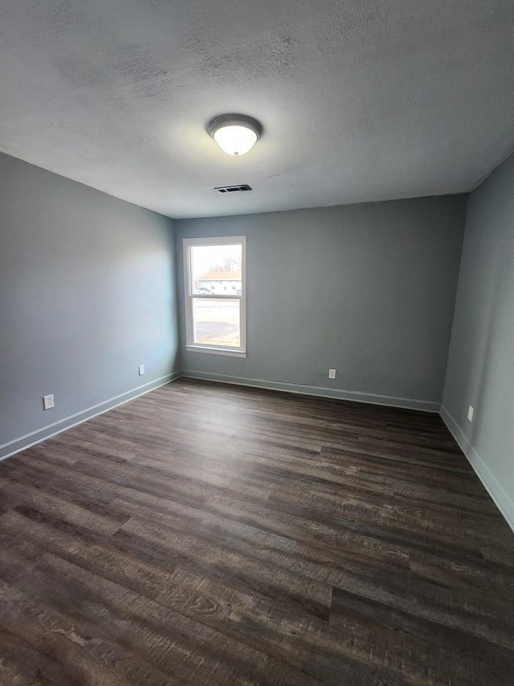 570 W 4th St #1 - Photo 5 of 9