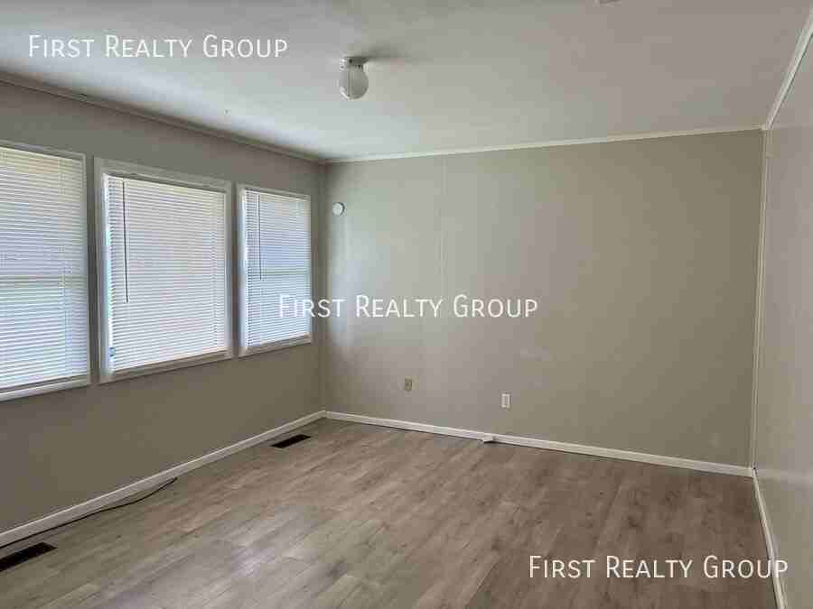 1498 Elaine St - Photo 2 of 10