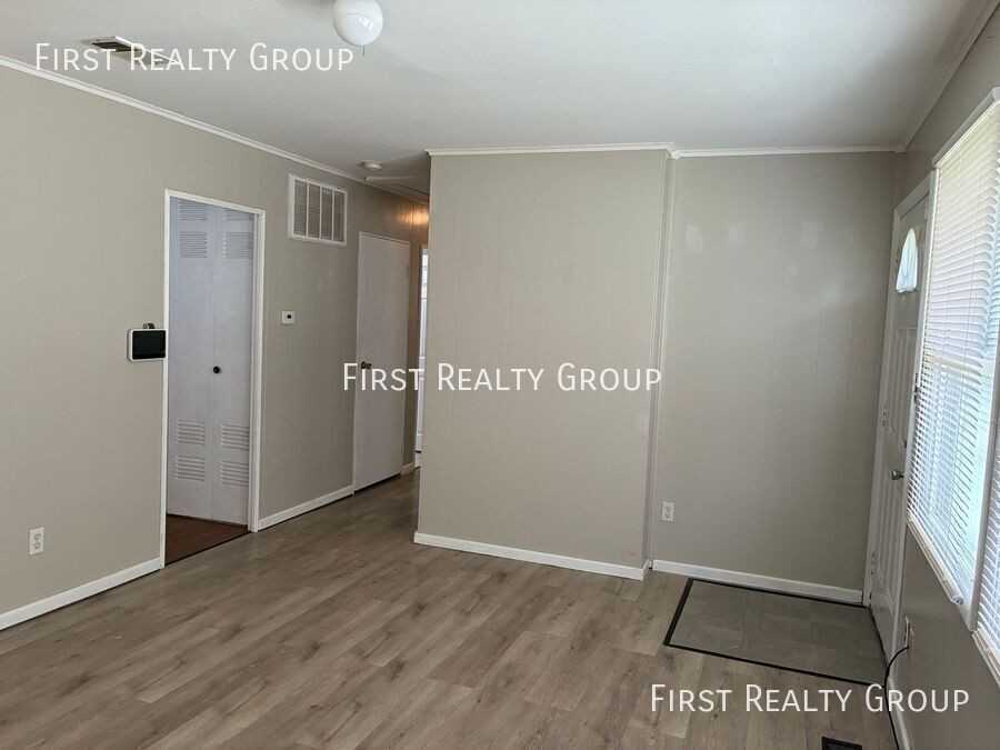 1498 Elaine St - Photo 3 of 10