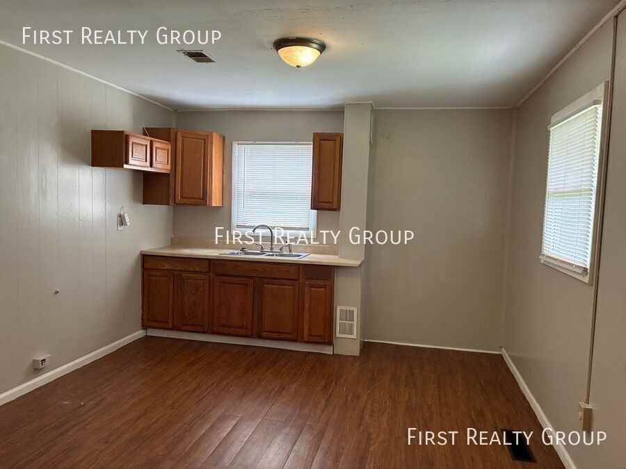 1498 Elaine St - Photo 4 of 10