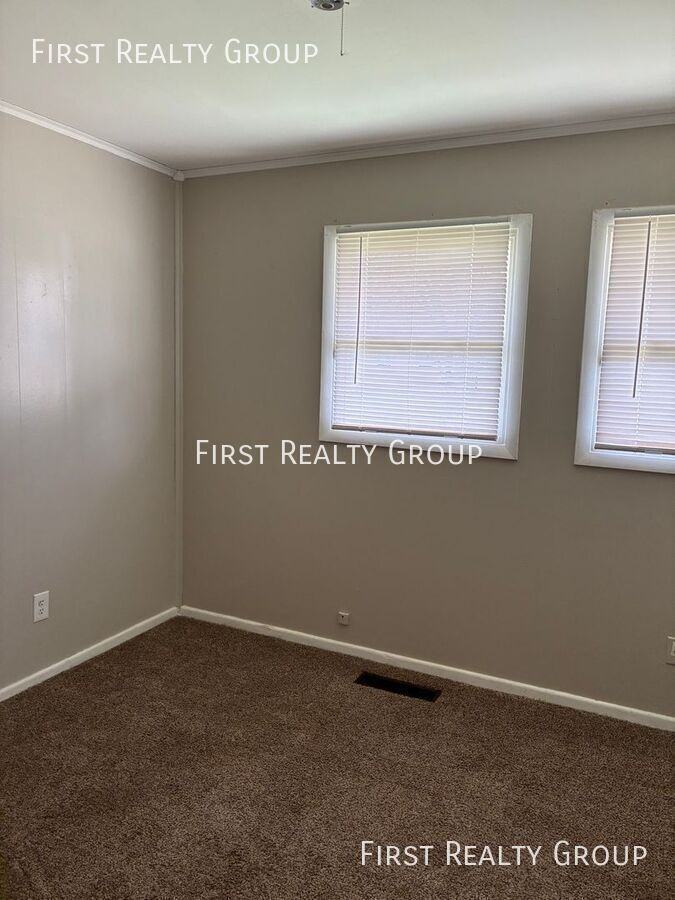 1498 Elaine St - Photo 7 of 10