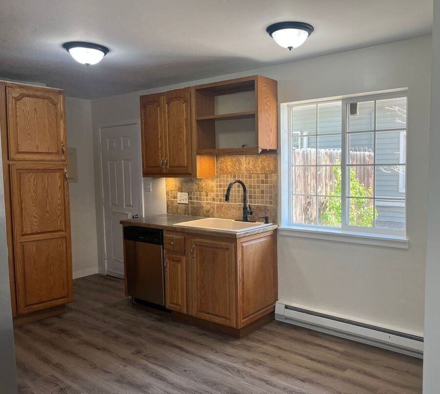 18 Oak St - Photo 4 of 12