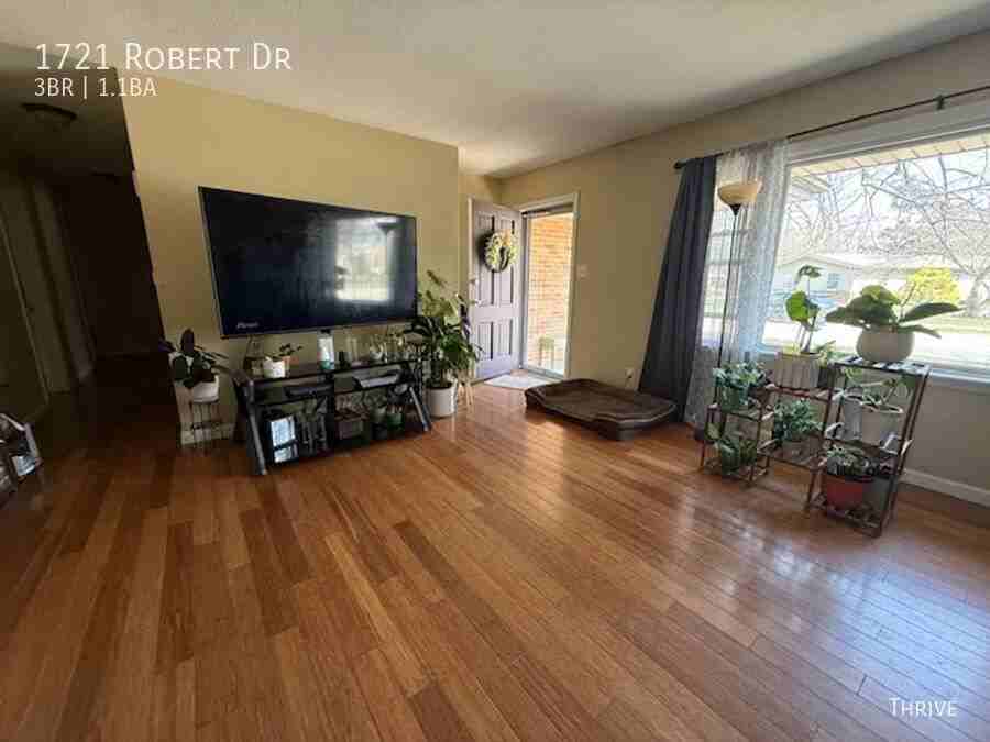 1721 Robert Dr - Photo 2 of 10