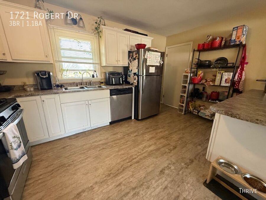 1721 Robert Dr - Photo 3 of 10