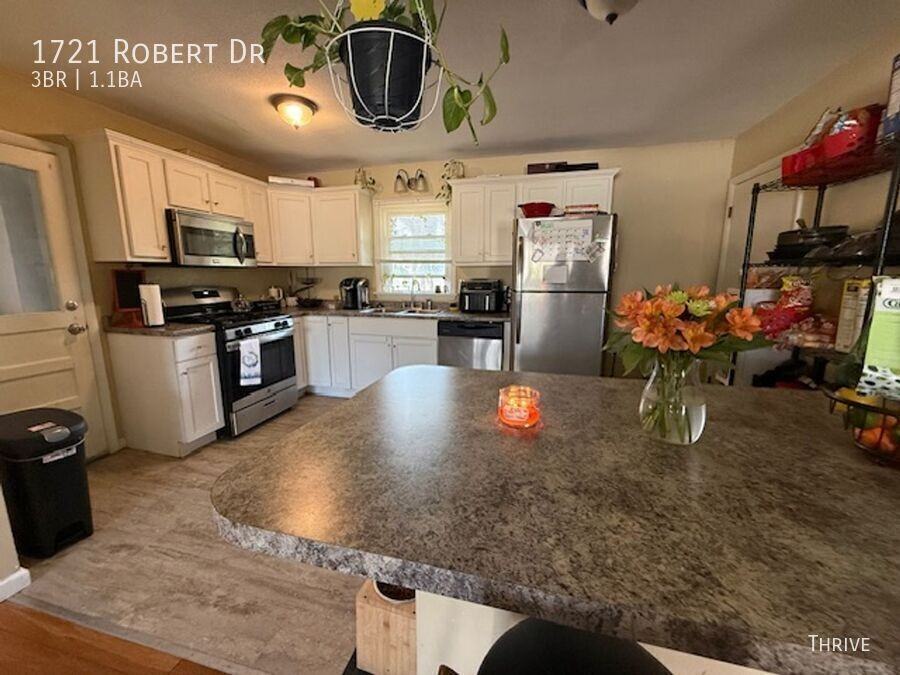 1721 Robert Dr - Photo 4 of 10