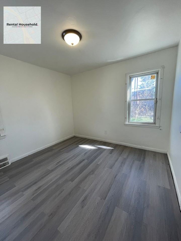 19372 Grandville Ave - Photo 4 of 12