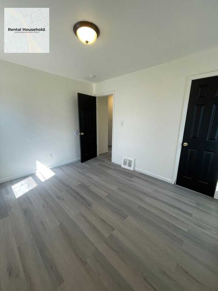 19372 Grandville Ave - Photo 6 of 12
