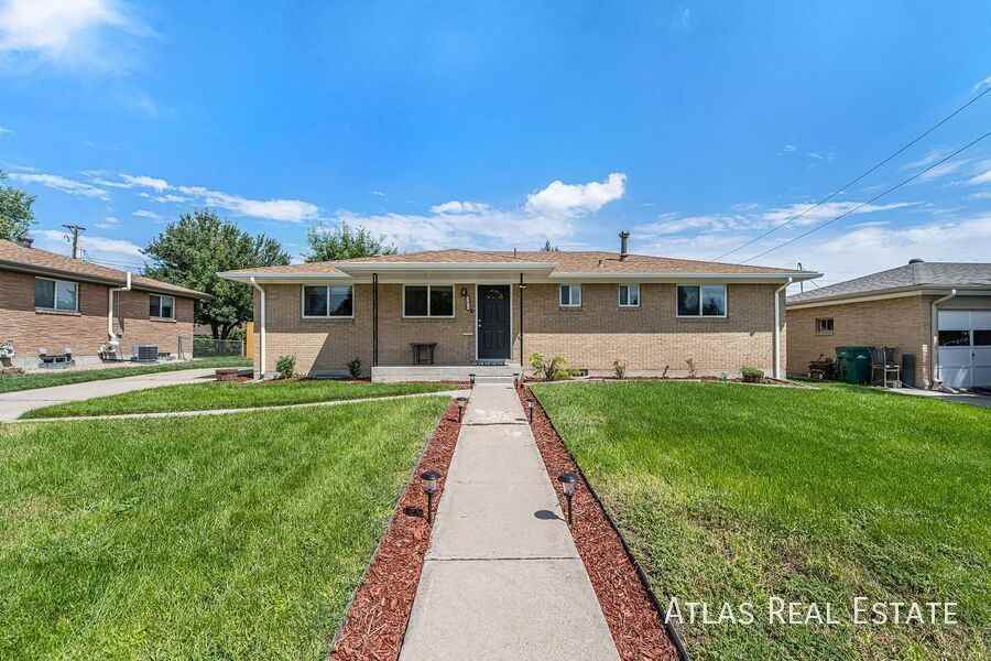 7472 Beach Ct - Photo 2 of 14