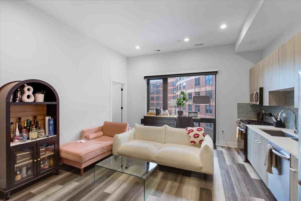 2317 N Clark St #310