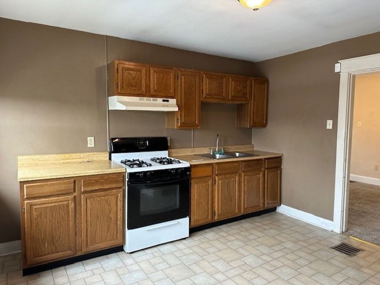 13 Locust St #2ndFL - Photo 7 of 10