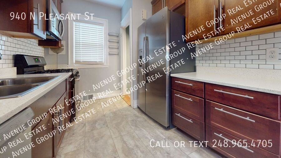 940 N Pleasant St - Photo 4 of 19