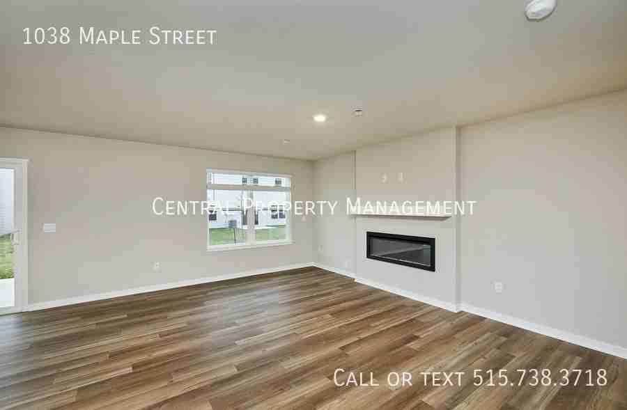 1038 Maple St - Photo 3 of 25