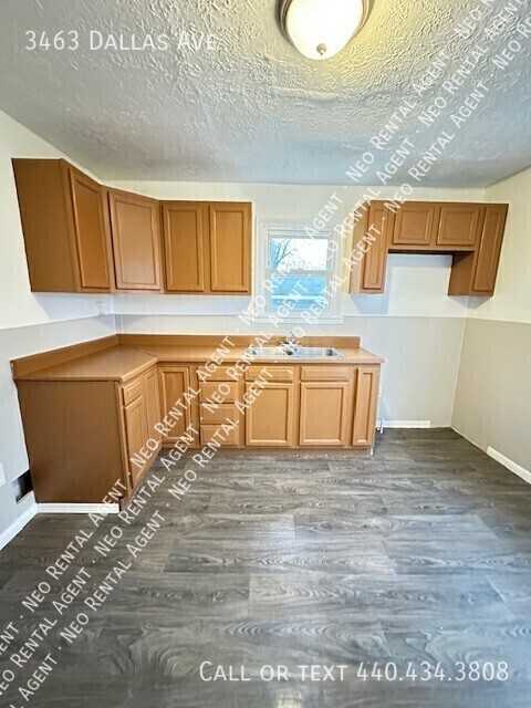 3463 Dallas Ave - Photo 2 of 7