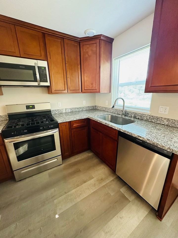 Courtside Apartments - Photo 2 of 16