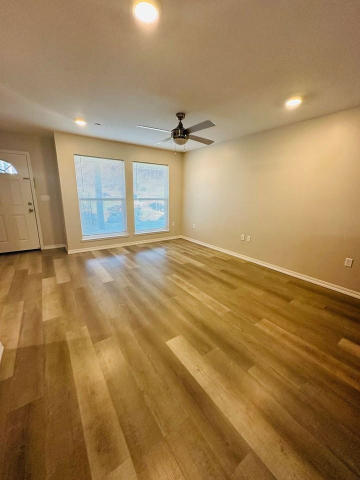 Courtside Apartments - Photo 4 of 16