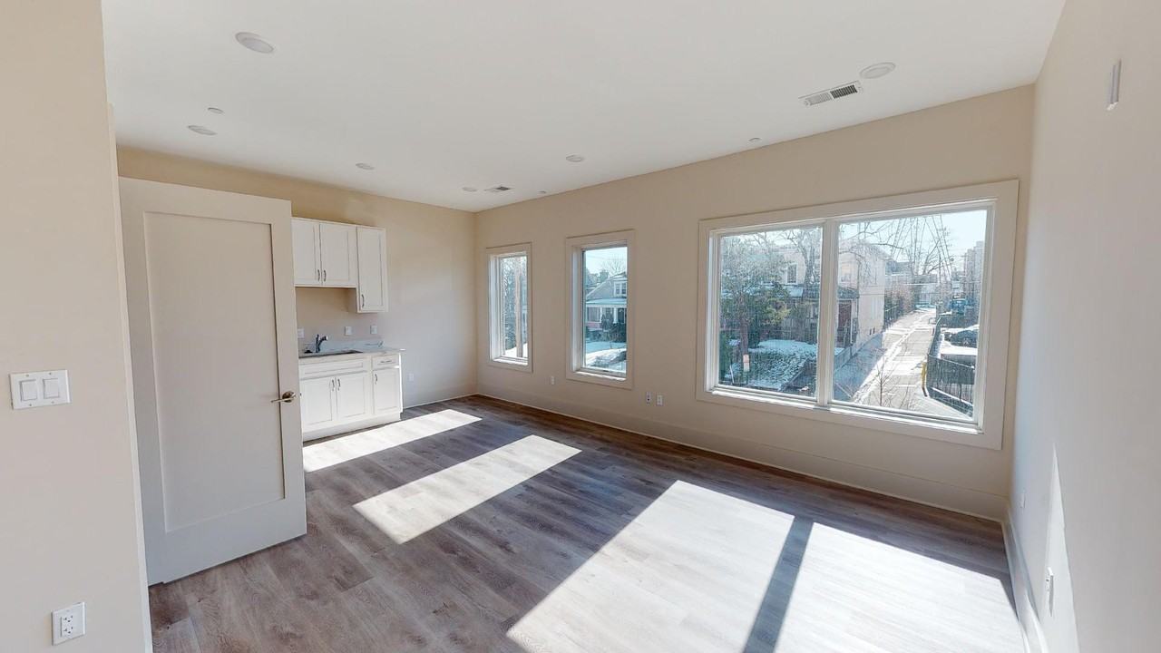 917 Sheridan St Nw #204 - Photo 3 of 6