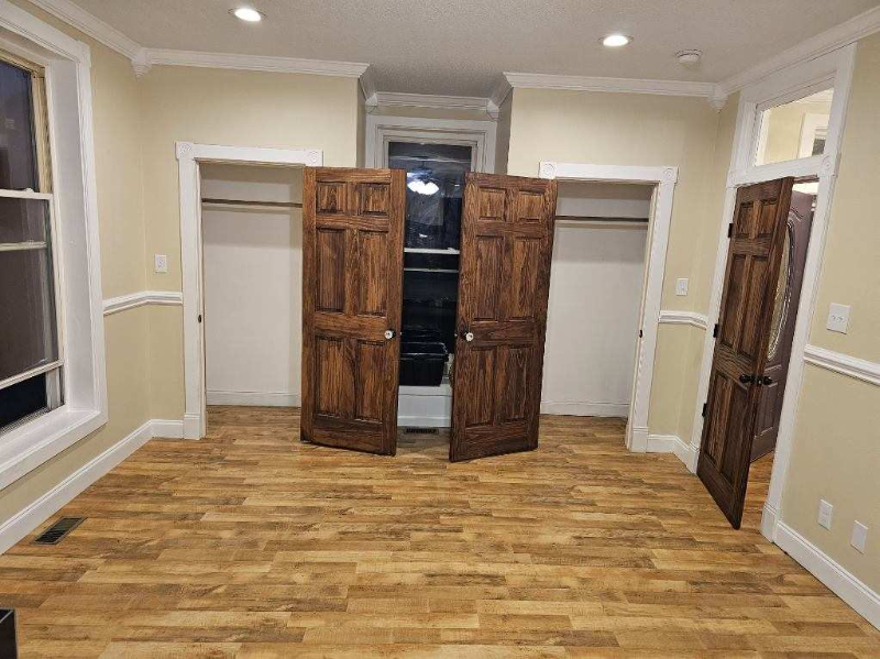 406 E Unaka Ave - Photo 5 of 18