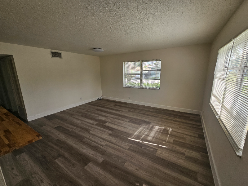 236 Se 9th Ave - Photo 4 of 14