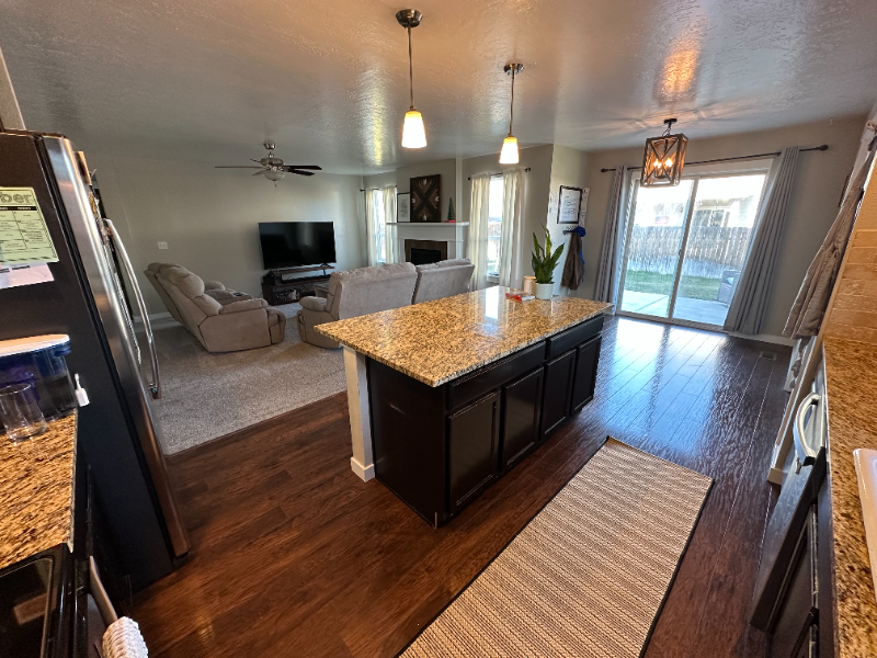 700 Sw Portal St - Photo 7 of 34