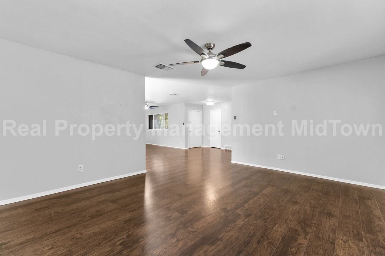 2827 Blackwood Dr - Photo 2 of 23