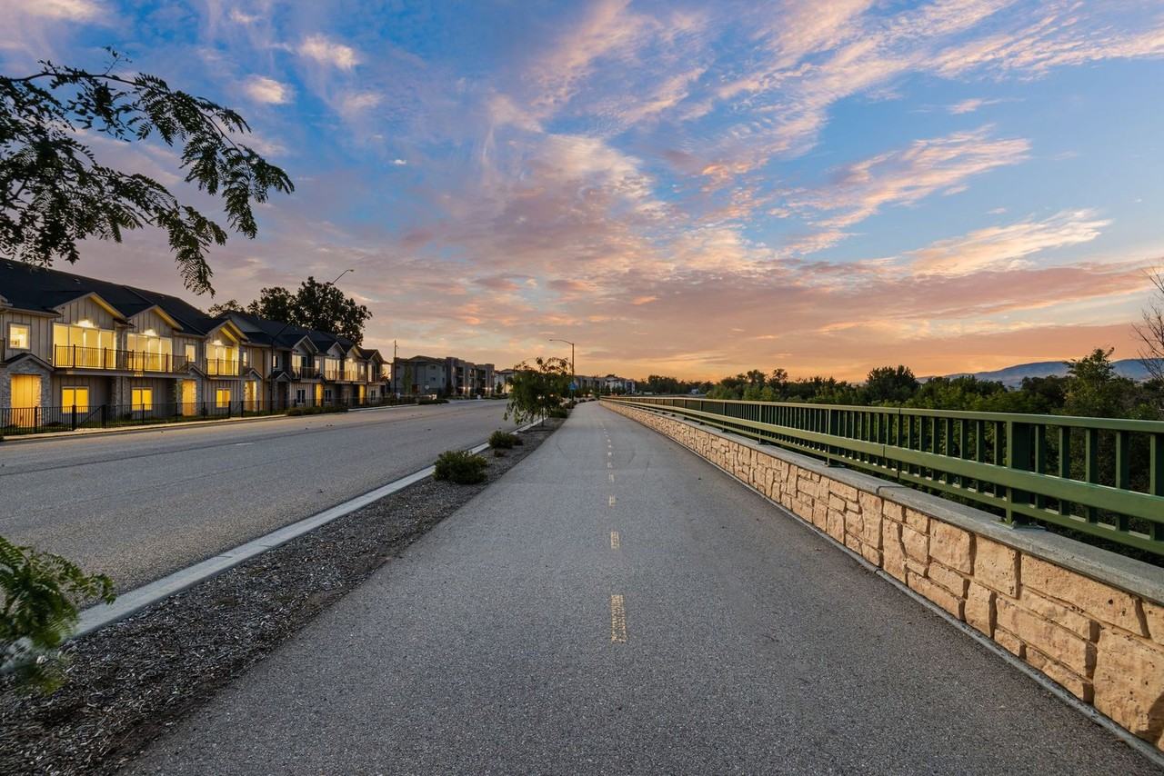 2213 S Federal Way - Photo 3 of 50