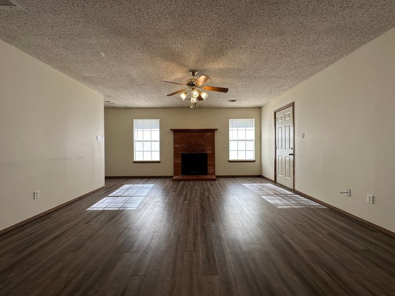 1060 Farley Cir Apt B - Photo 2 of 10