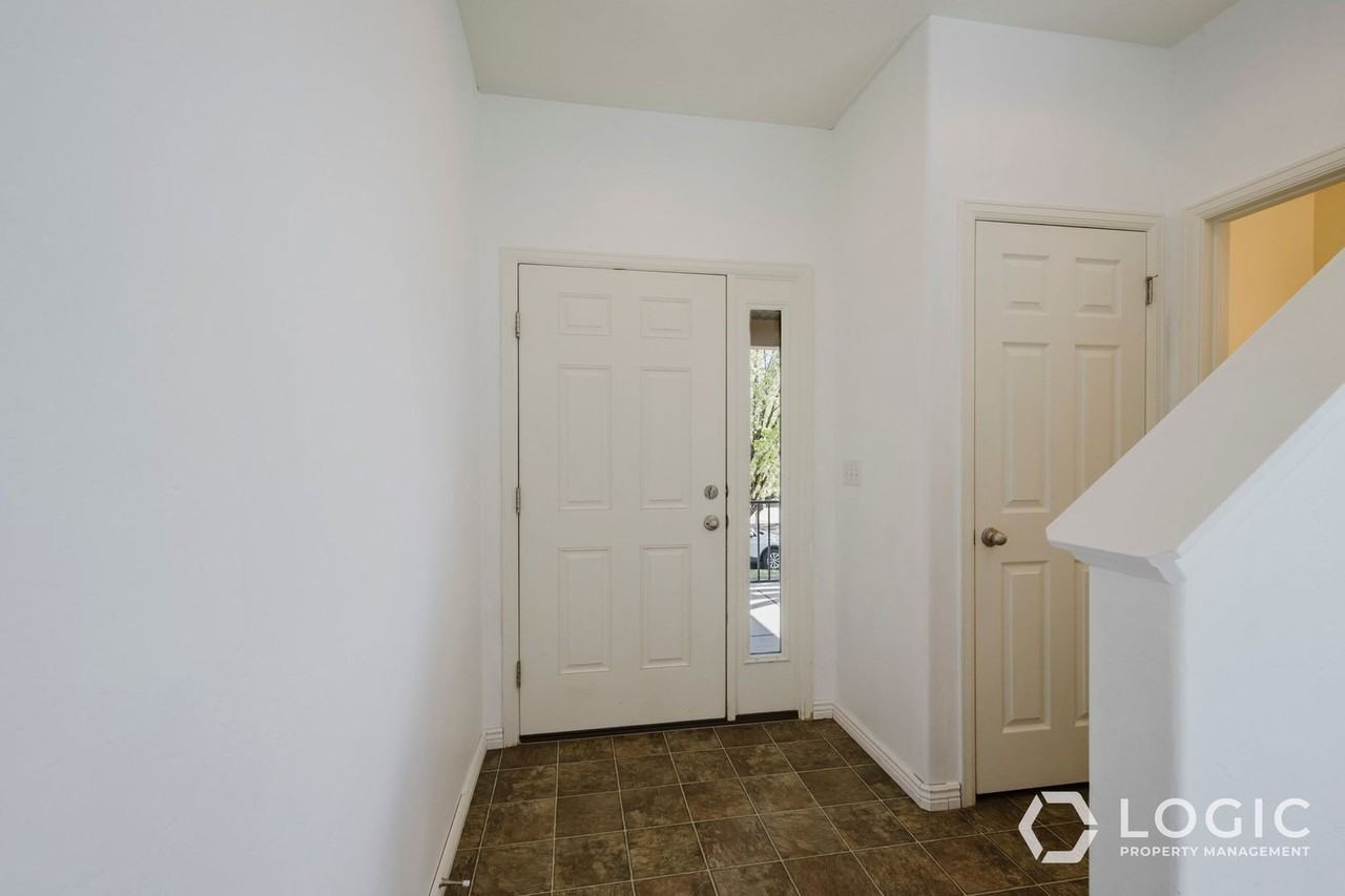 7673 N Decrescendo Dr - Photo 3 of 26