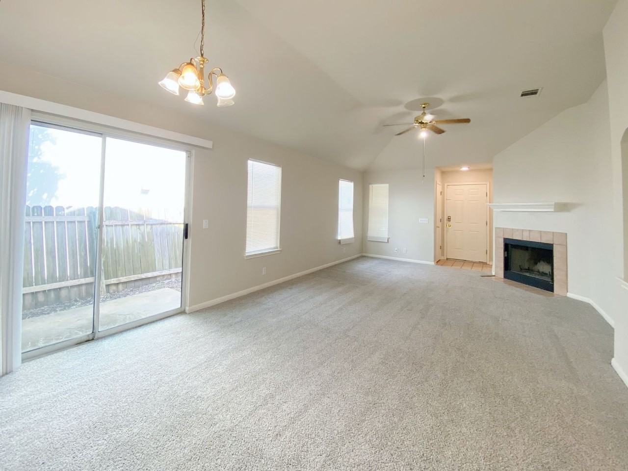 16921 Hamilton Point Cir - Photo 4 of 27