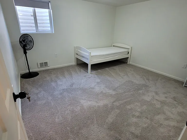 1640 E St #B - Photo 2 of 7