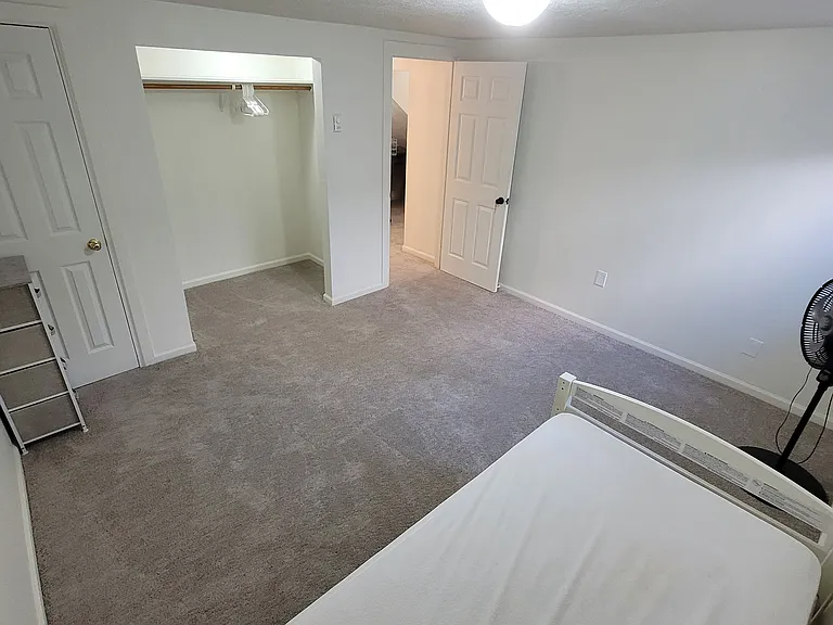 1640 E St #B - Photo 3 of 7