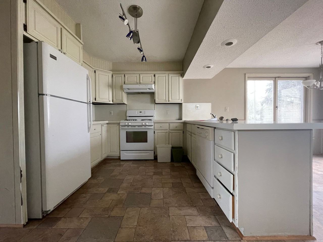 241 Boughey St - Photo 5 of 22