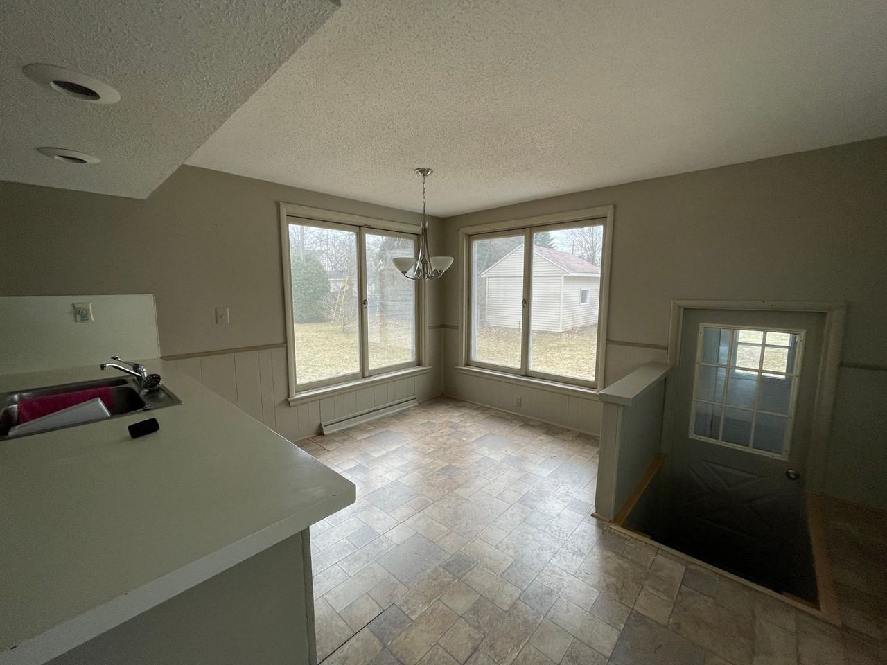 241 Boughey St - Photo 6 of 22