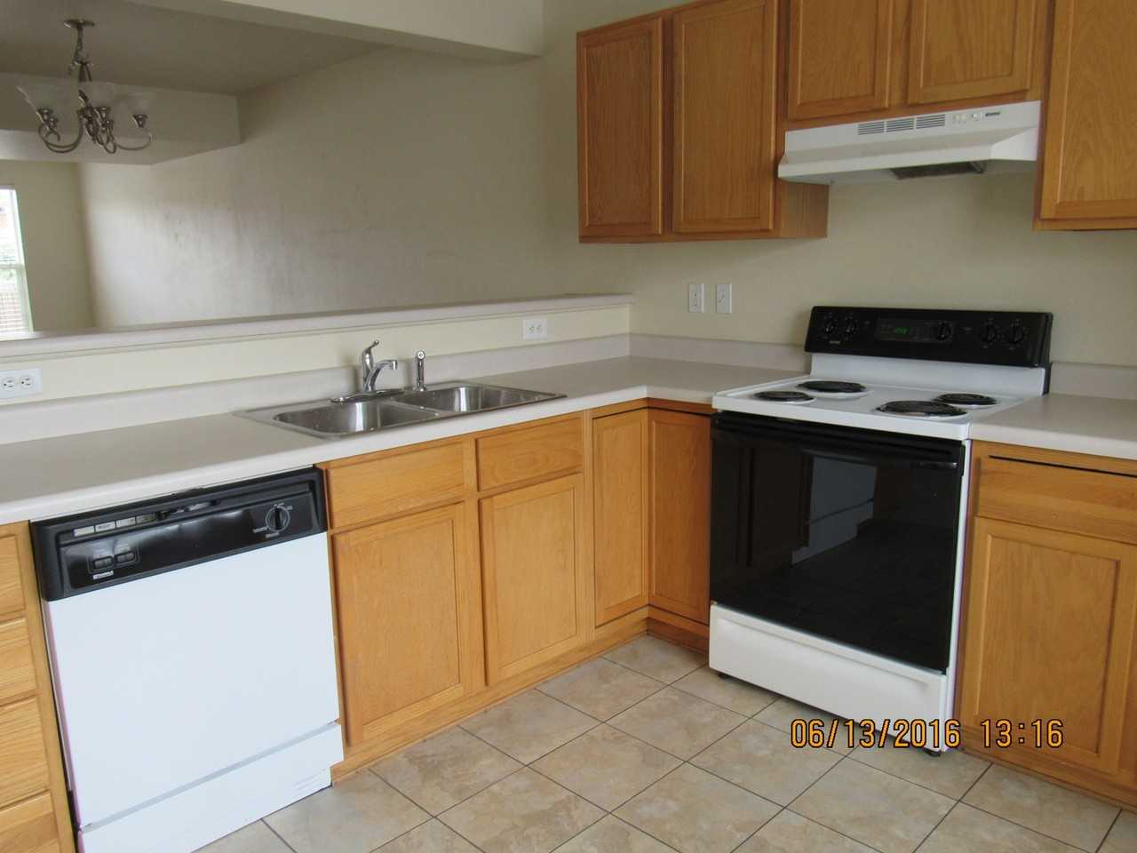 934 W 24th St - Photo 2 of 9